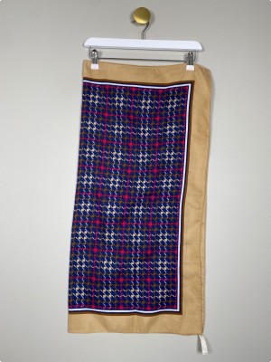 Beige og blåt tørklæde med mønster