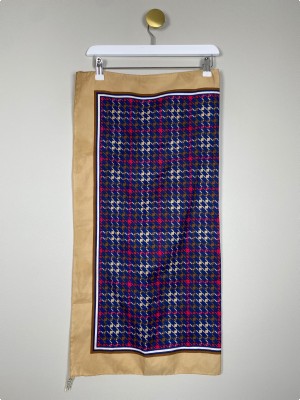 Beige og blåt tørklæde med mønster