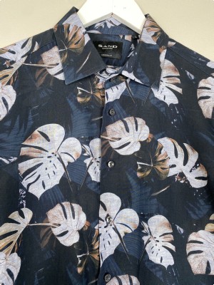 Sand str. 42 <br/b> mønstret mørk skjorte