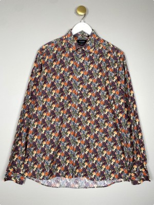 Sand str. 42 <br/b> mønstret mørk skjorte med blade