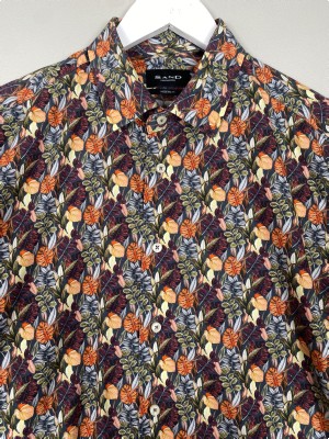 Sand str. 42 <br/b> mønstret mørk skjorte med blade