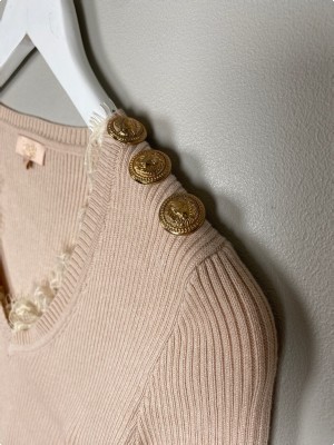 Buch CPH str. M <br/> beige bluse med knapper på den ene skulder