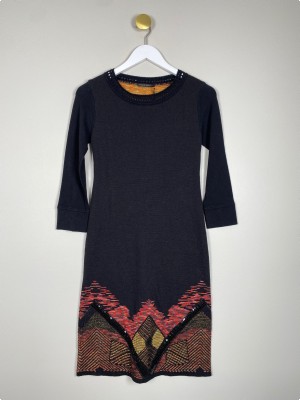 Didier Parakian str. S <br/> sort kjole med mønster og pailletter foruden