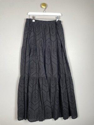 Neo Noir str. 40 <br/> lang sort nederdel med hulmønster