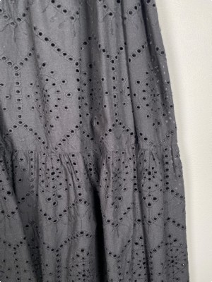 Neo Noir str. 40 <br/> lang sort nederdel med hulmønster