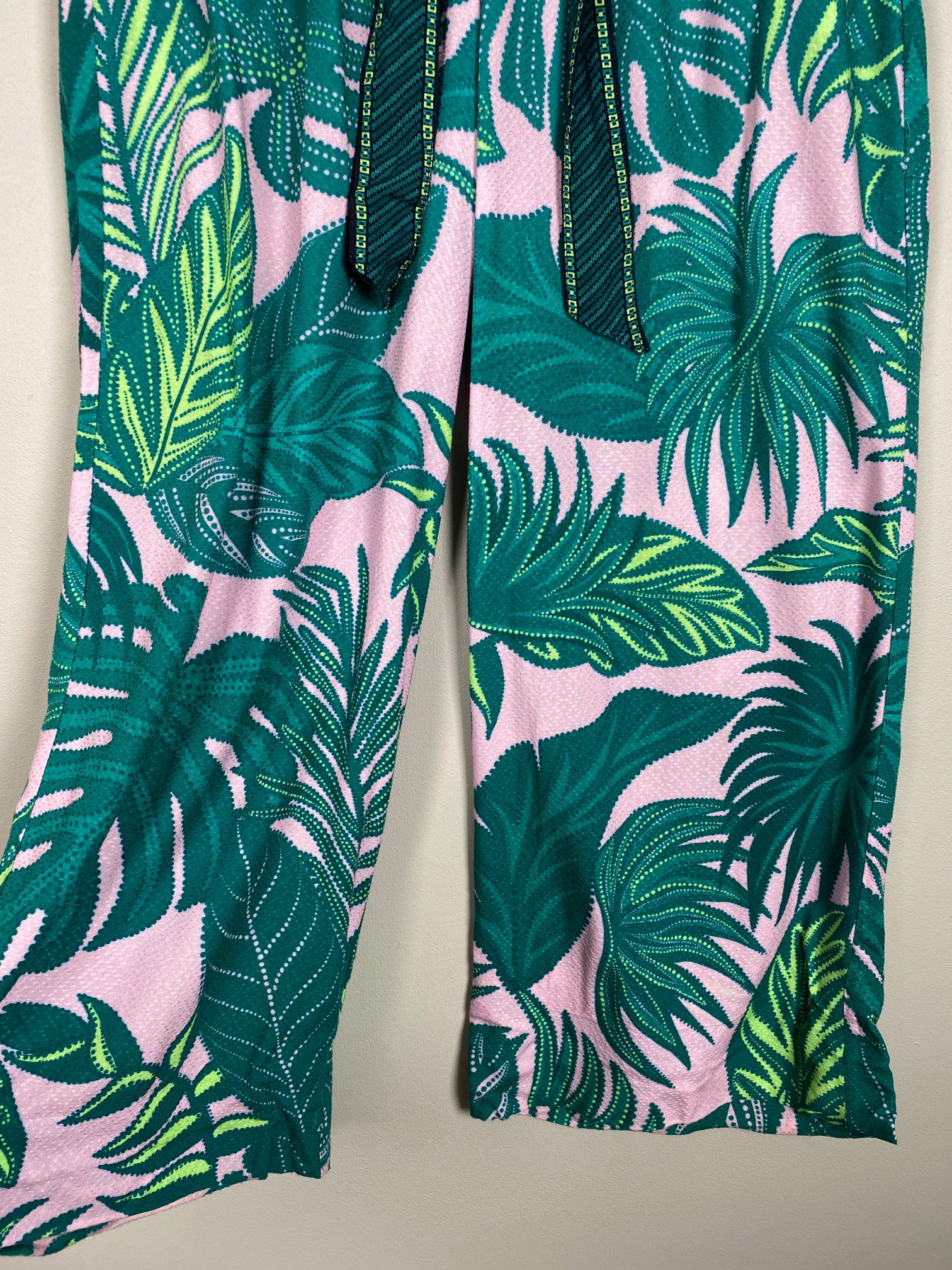 Lollys Laundry str. L <br/> lyserøde bukser med palmeblade - Billede 2