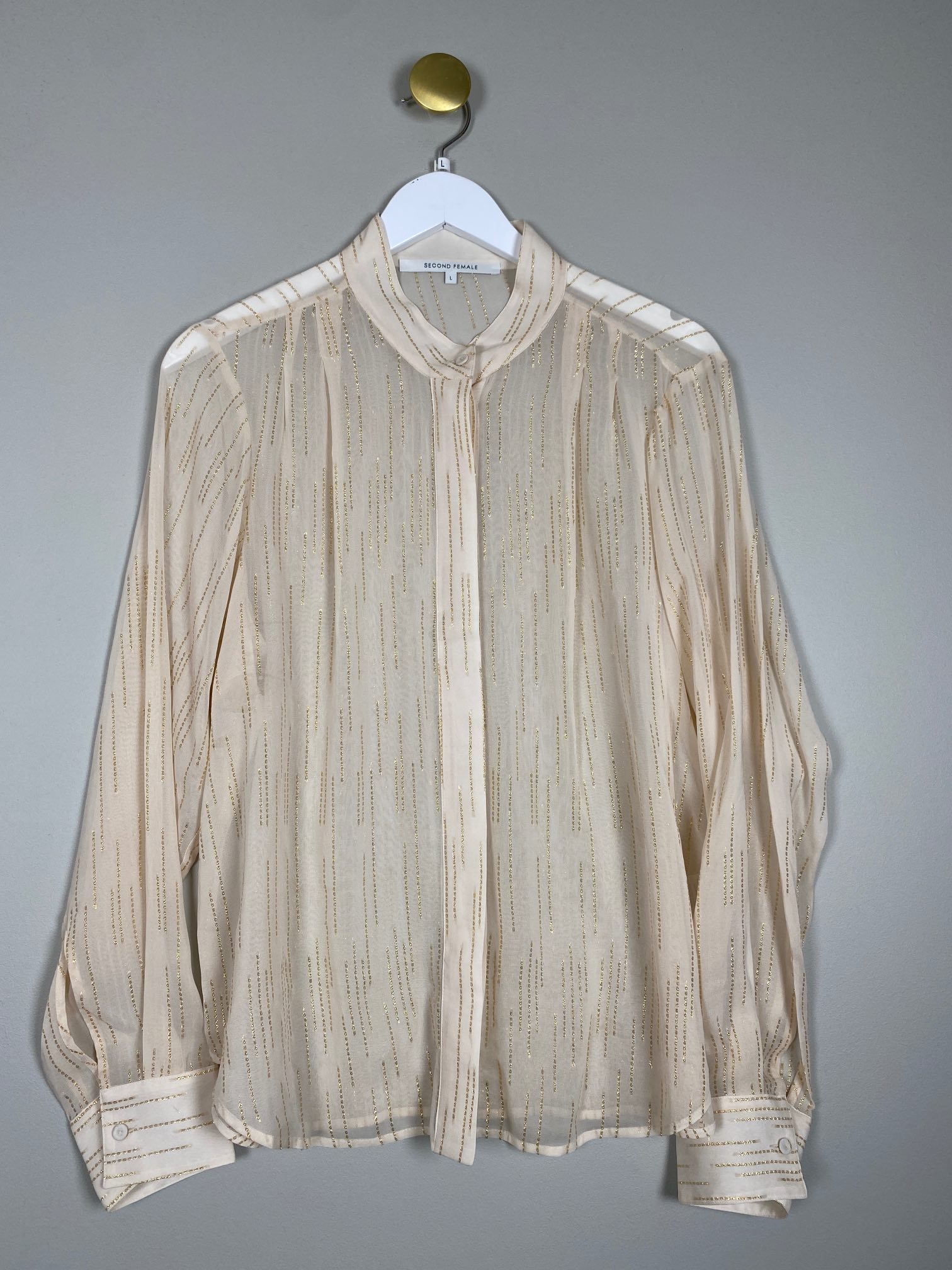Second Female str. L <br/> beige skjorte med guldstriber