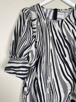 Gestuz str. 42 <br/> sort og grå mønstret kjole