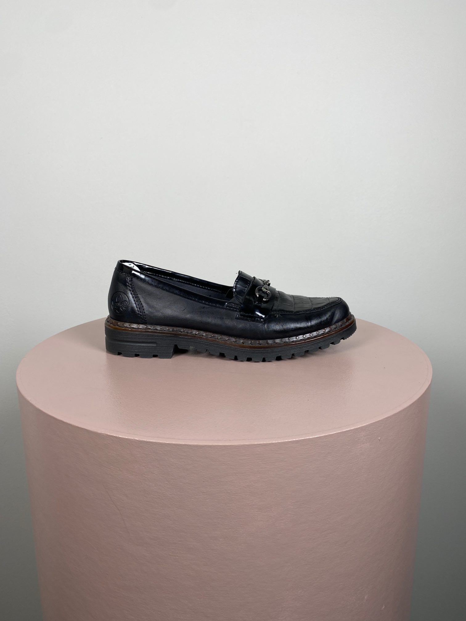 Rieker str. 37 <br/> Sort loafer med metal bid