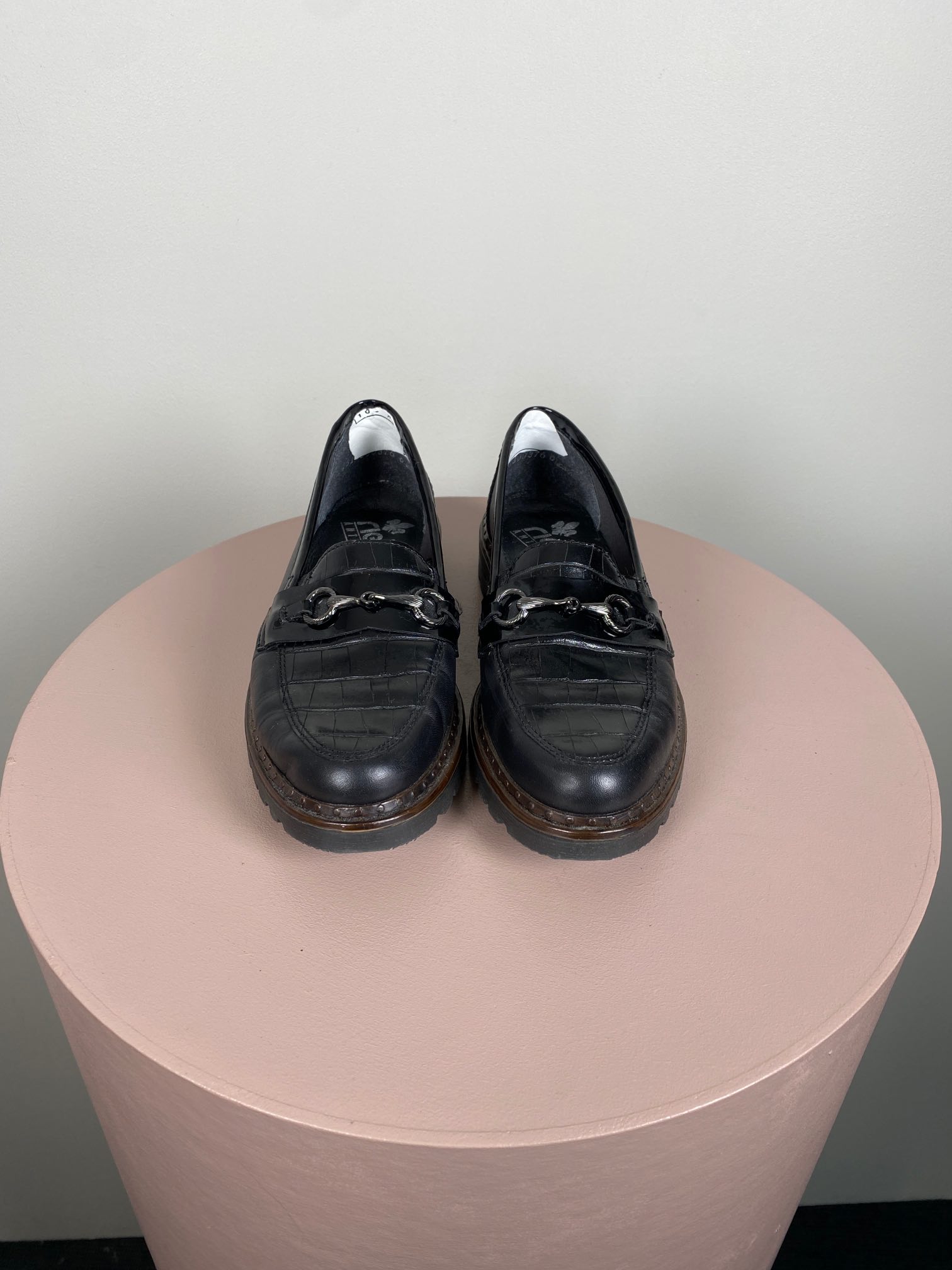 Rieker str. 37 <br/> Sort loafer med metal bid - Billede 4