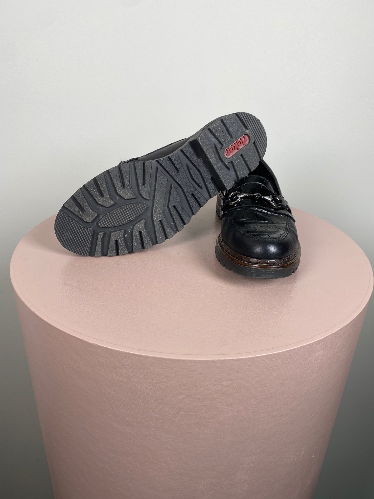 Rieker str. 37 <br/> Sort loafer med metal bid - Billede 3