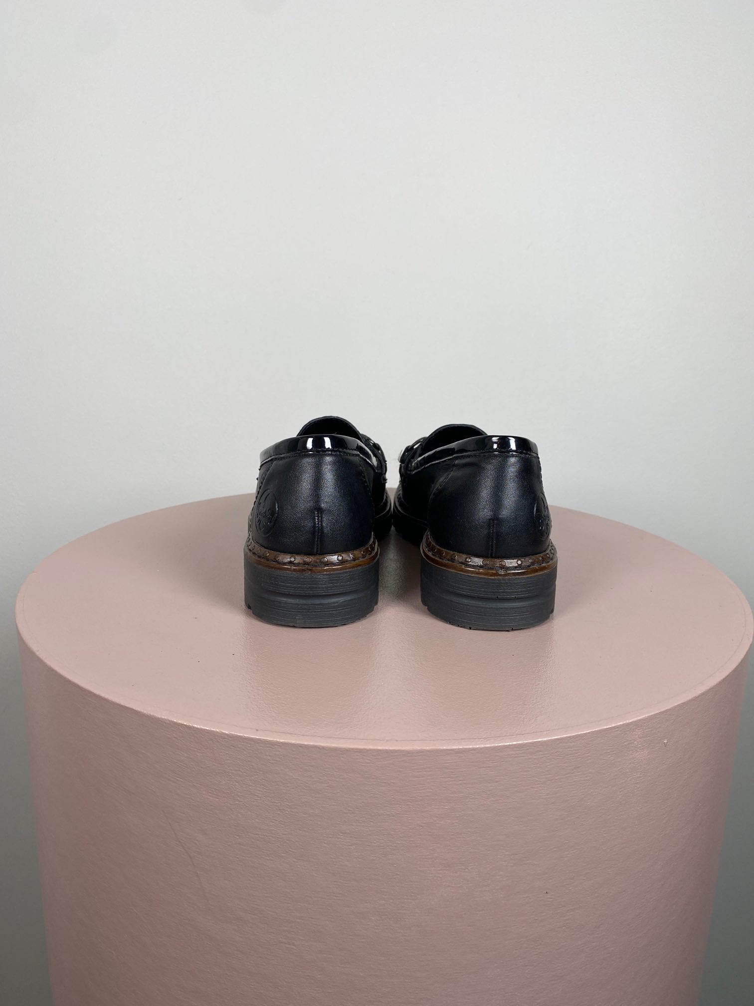 Rieker str. 37 <br/> Sort loafer med metal bid - Billede 2