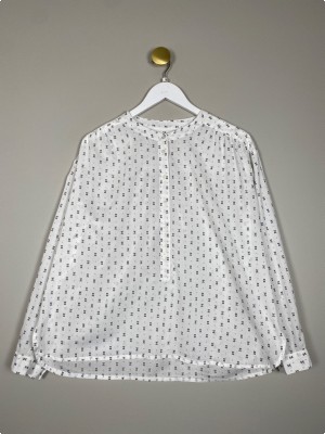 Part Two str. 38 <br/> hvid skjorte med stolpelukning