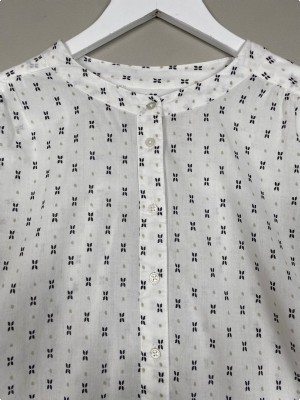 Part Two str. 38 <br/> hvid skjorte med stolpelukning