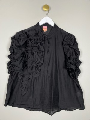 Gossia str. XL <br/> sort bluse med blomster
