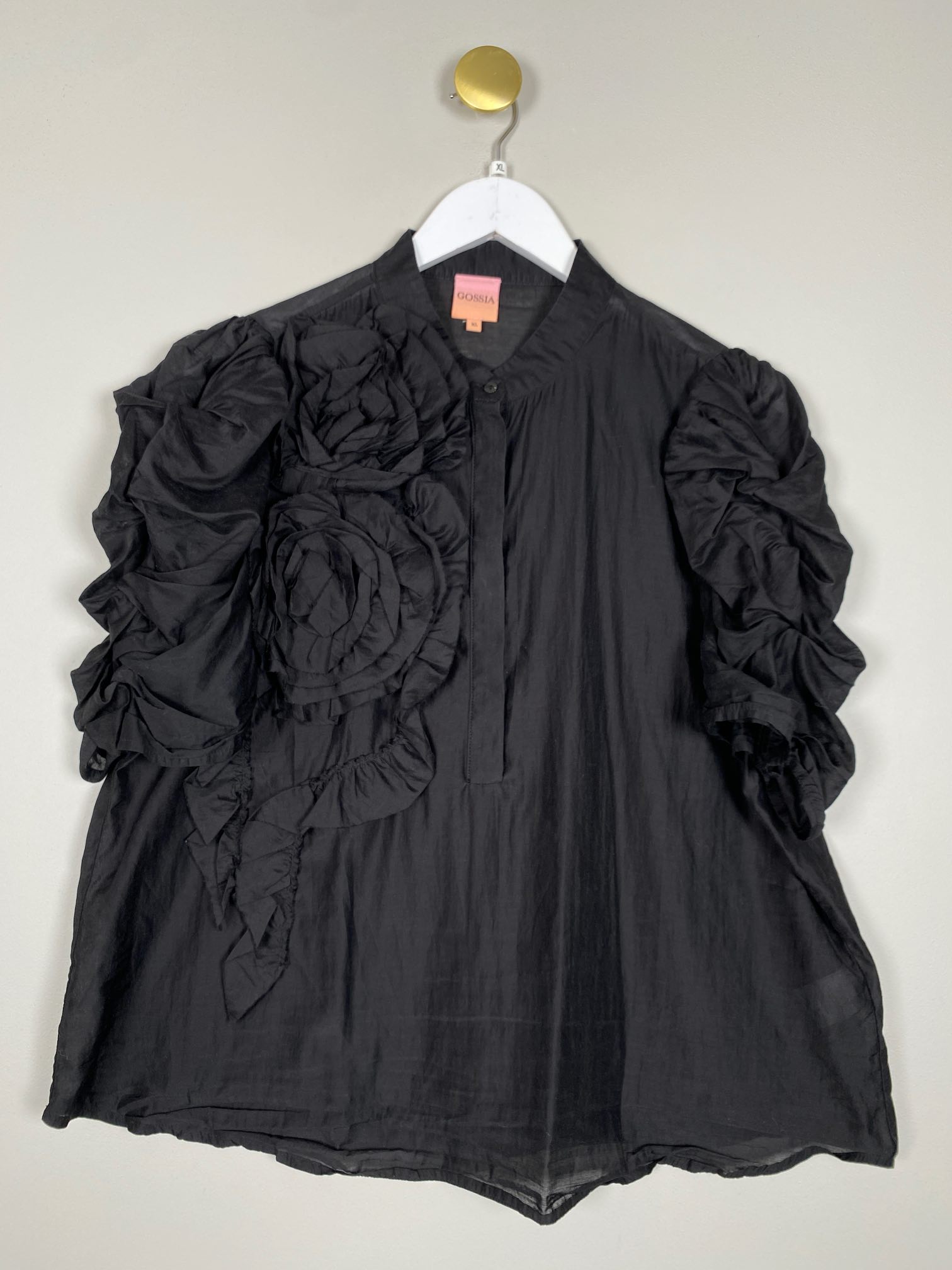 Gossia str. XL <br/> sort bluse med blomster
