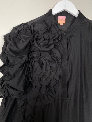 Gossia str. XL <br/> sort bluse med blomster