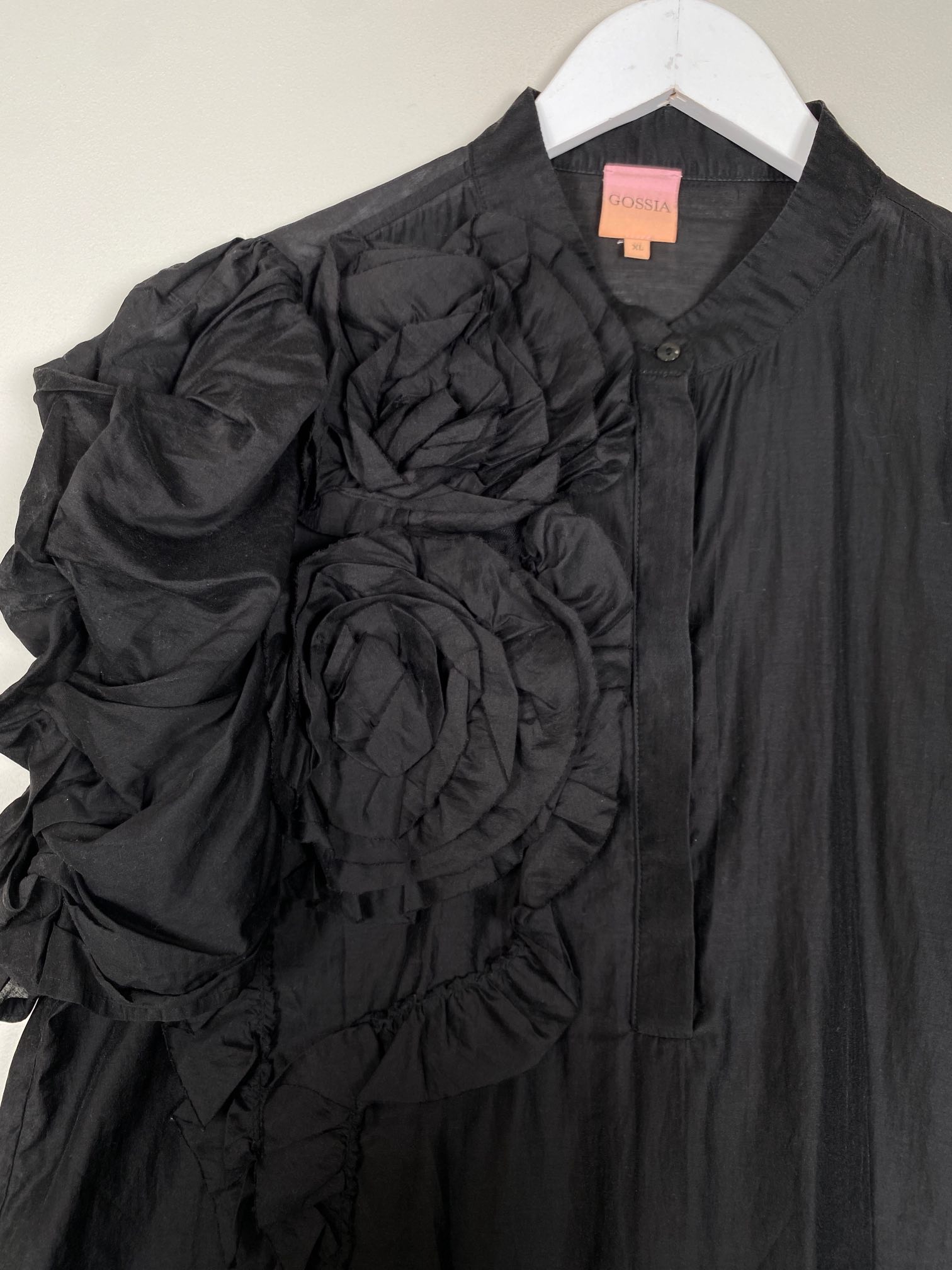 Gossia str. XL <br/> sort bluse med blomster - Billede 2