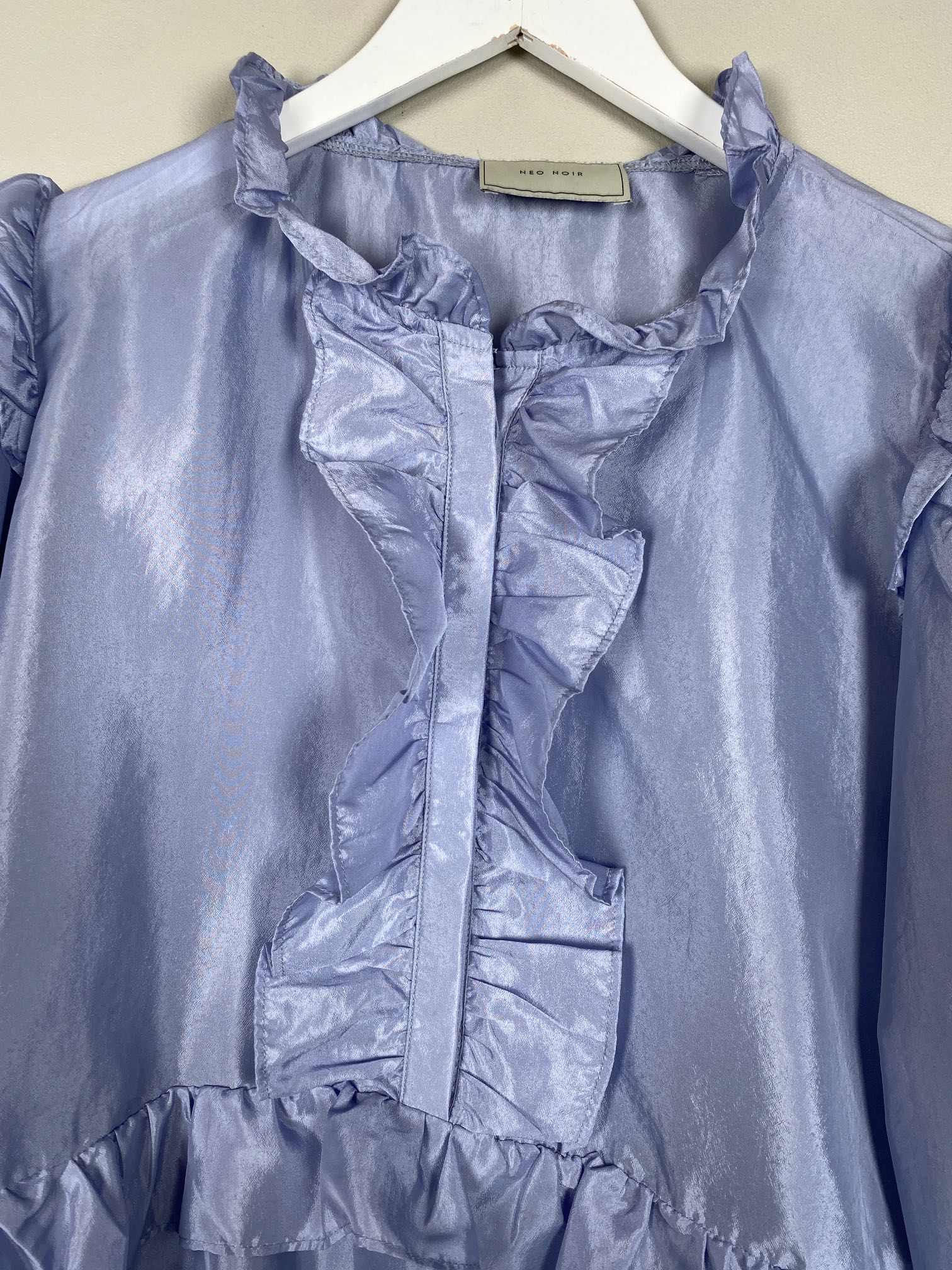 Neo Noir str. XL <br/> blå bluse med flæser - Billede 2