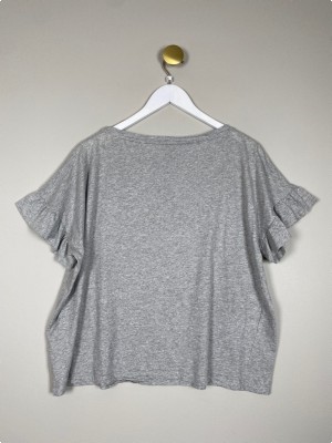 Day Birger by Mikkelsen str. XL <br/> grå t-shirt med flæser på ærmer