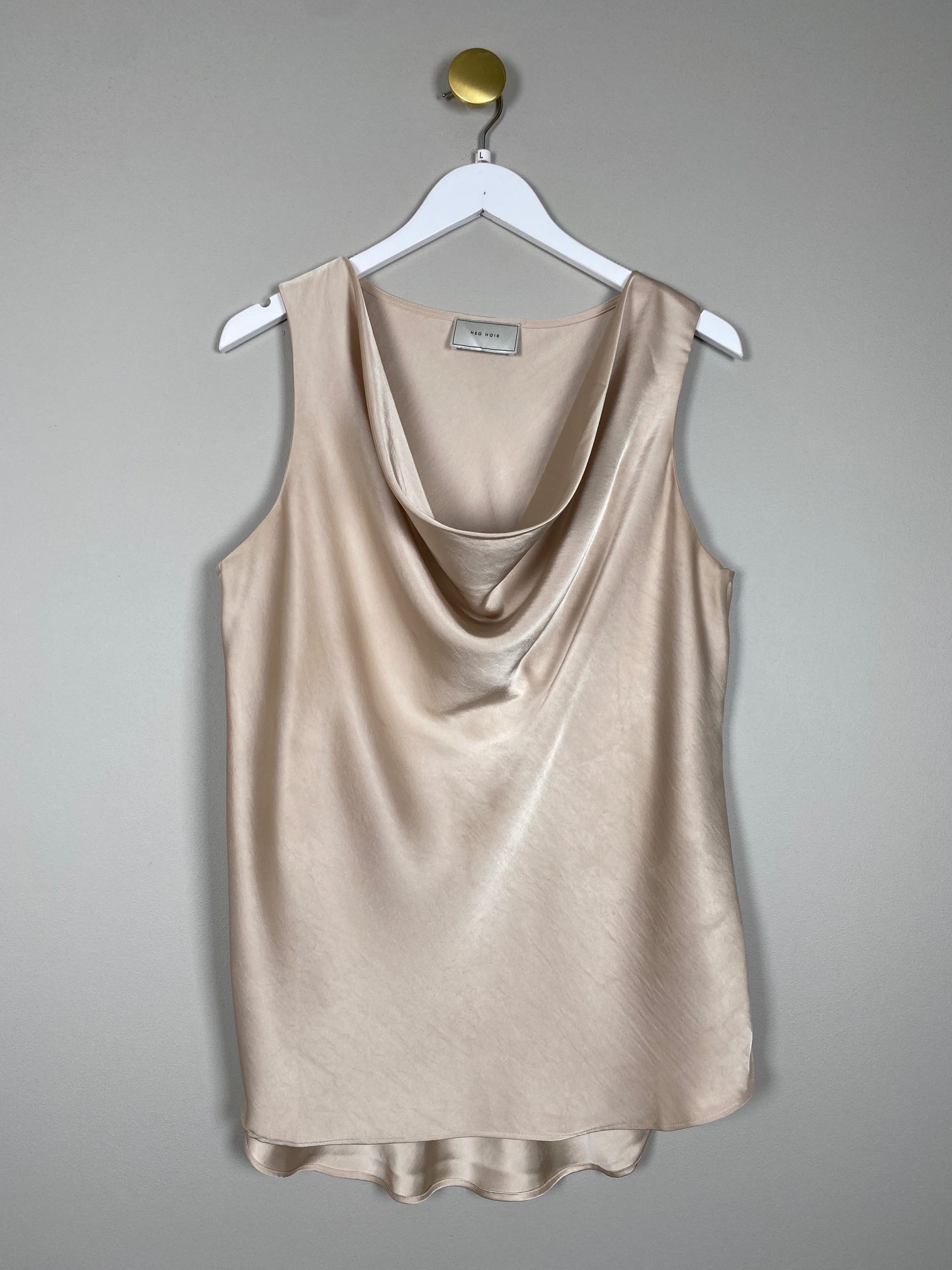 Neo Noir str. L <br/> beige top med vandfaldsudskæring