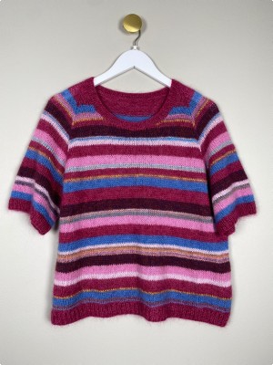 Hjemmestrikket bluse str. M <br/>i røde og blå striber