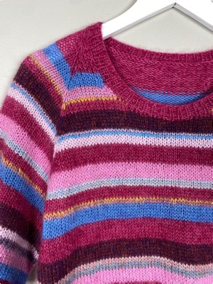 Hjemmestrikket bluse str. M <br/>i røde og blå striber