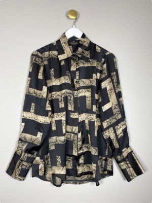 Karmamia str. L <br/> sort satinskjorte med mønster