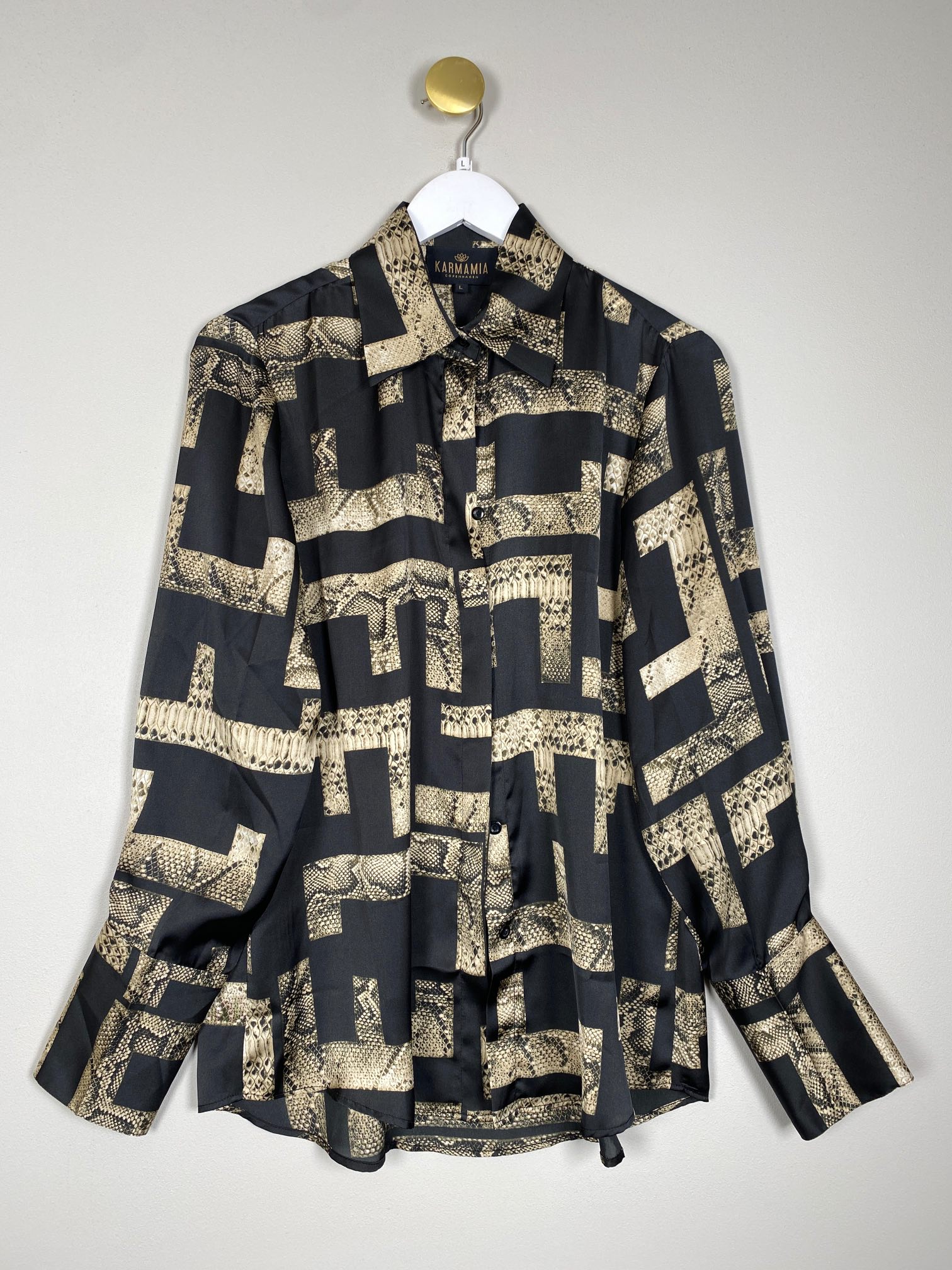 Karmamia str. L <br/> sort satinskjorte med mønster