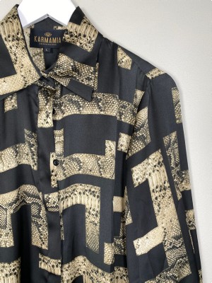 Karmamia str. L <br/> sort satinskjorte med mønster