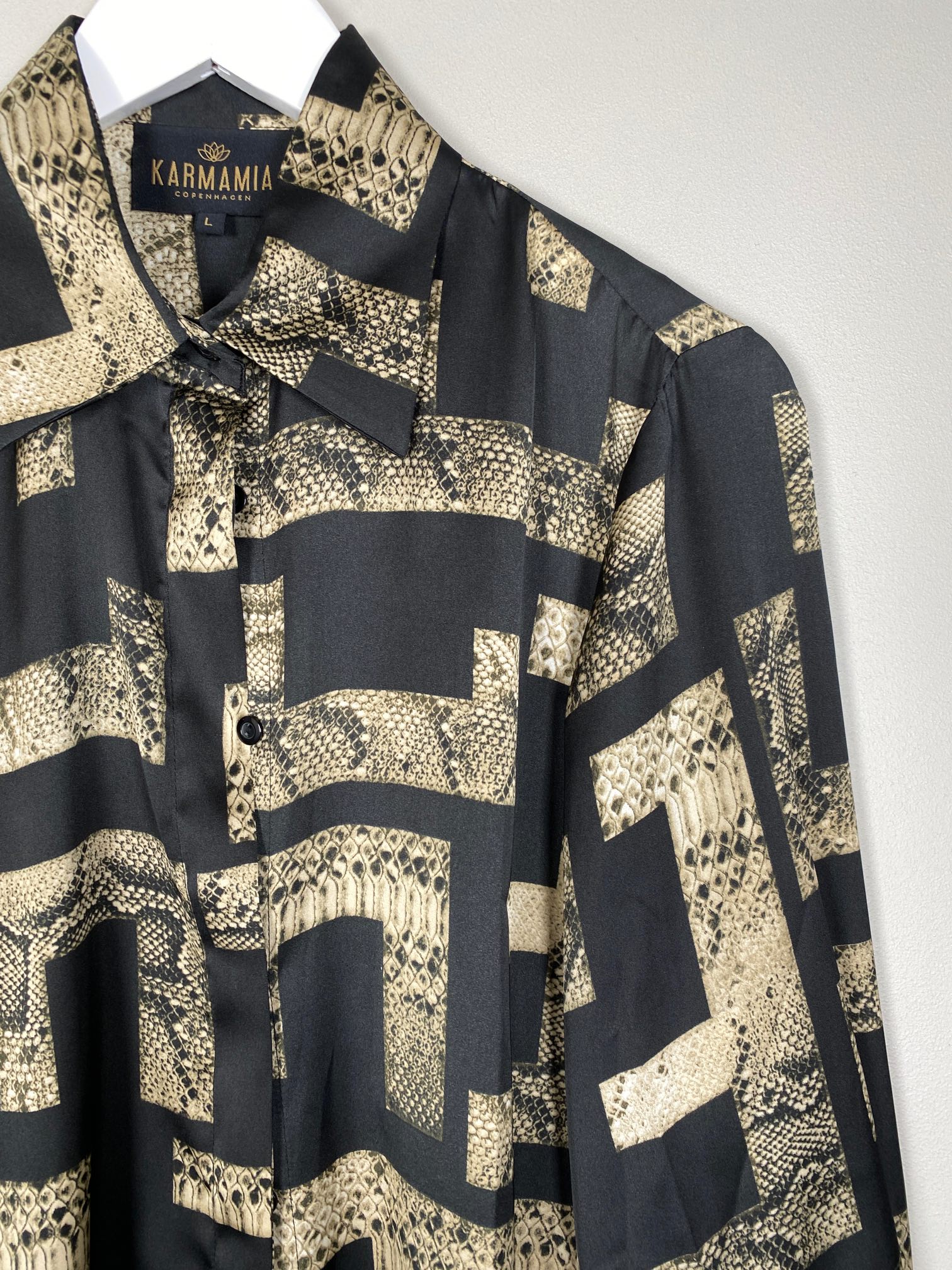Karmamia str. L <br/> sort satinskjorte med mønster - Billede 2