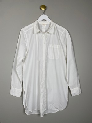 Part Two str. 40 <br/> lang hvid skjorte