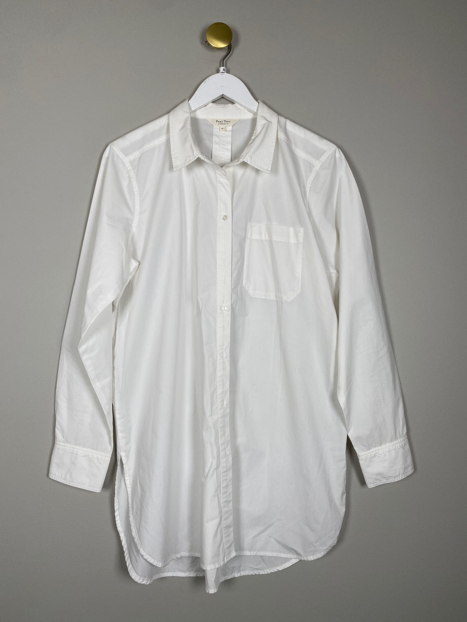 Part Two str. 40 <br/> lang hvid skjorte