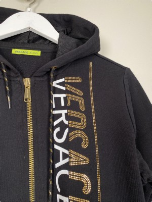 Versace str. L <br/> sort hoodie med logo foran