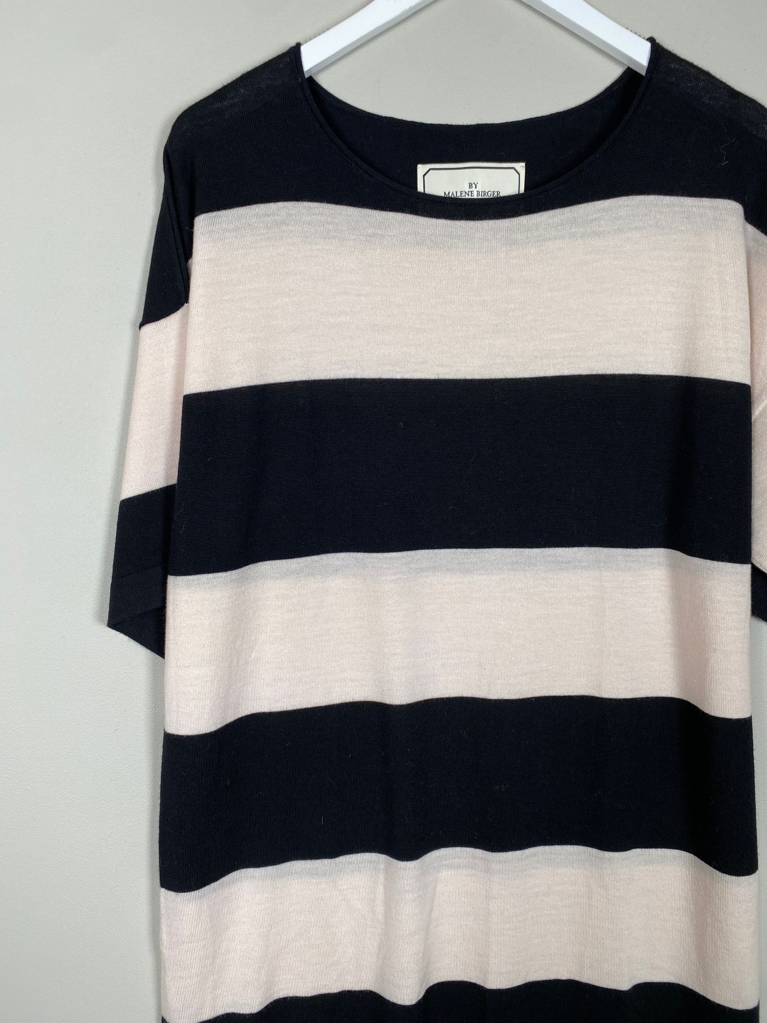 By Malene Birger str. L <br/> stribet kjole, sort og råhvid - Billede 2