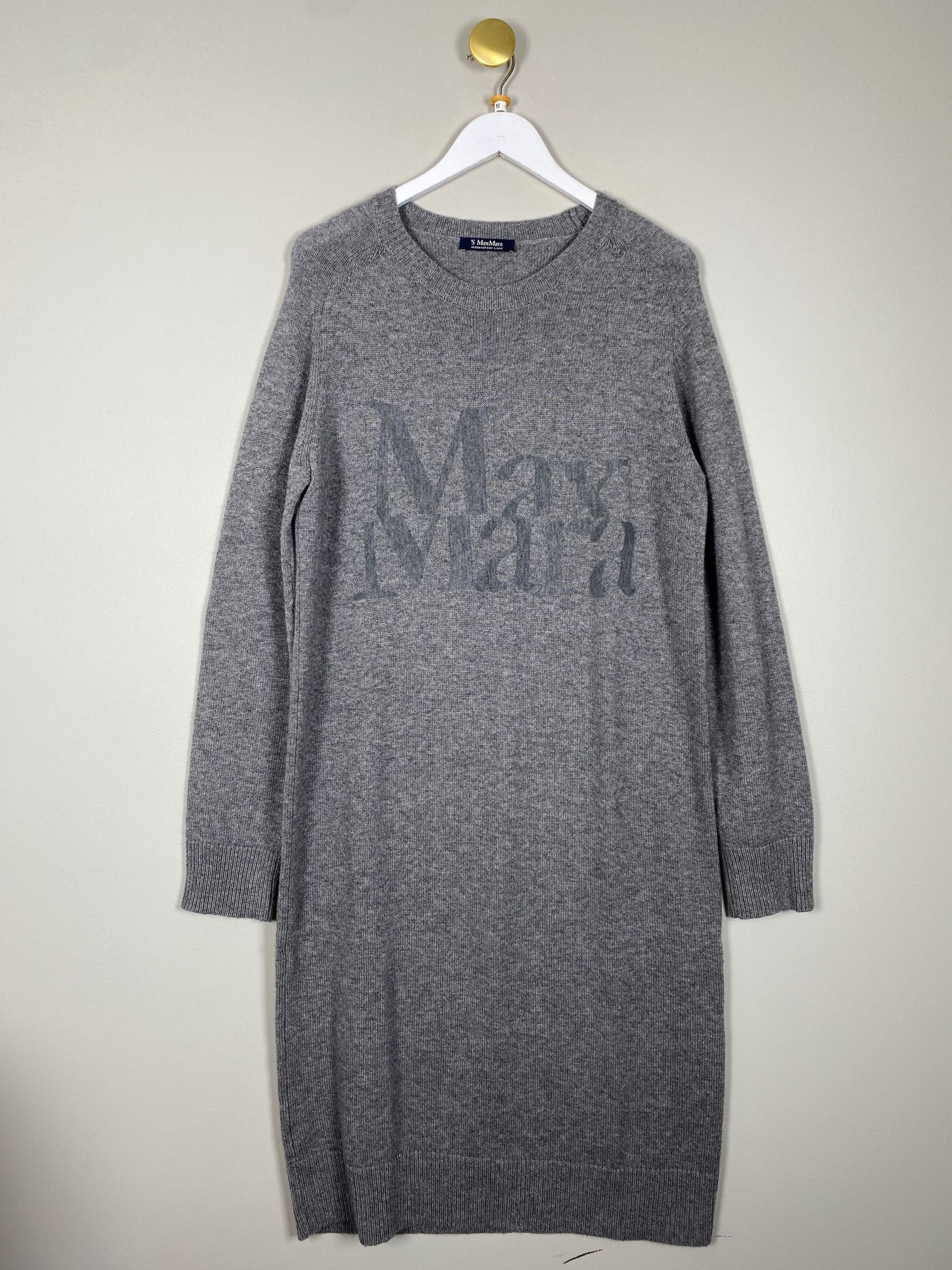 MaxMara str. M <br/> lang grå uldkjole med logo foran