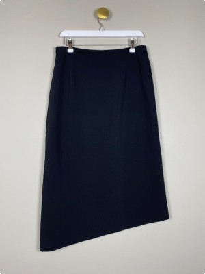 Oxmo str 38 <br/b> asymetrisk nederdel i sort