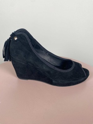 Sofie Schnoor str. 36 <br/> sorte sko med wedgehæl og kvaster på hæl
