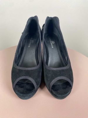 Sofie Schnoor str. 36 <br/> sorte sko med wedgehæl og kvaster på hæl