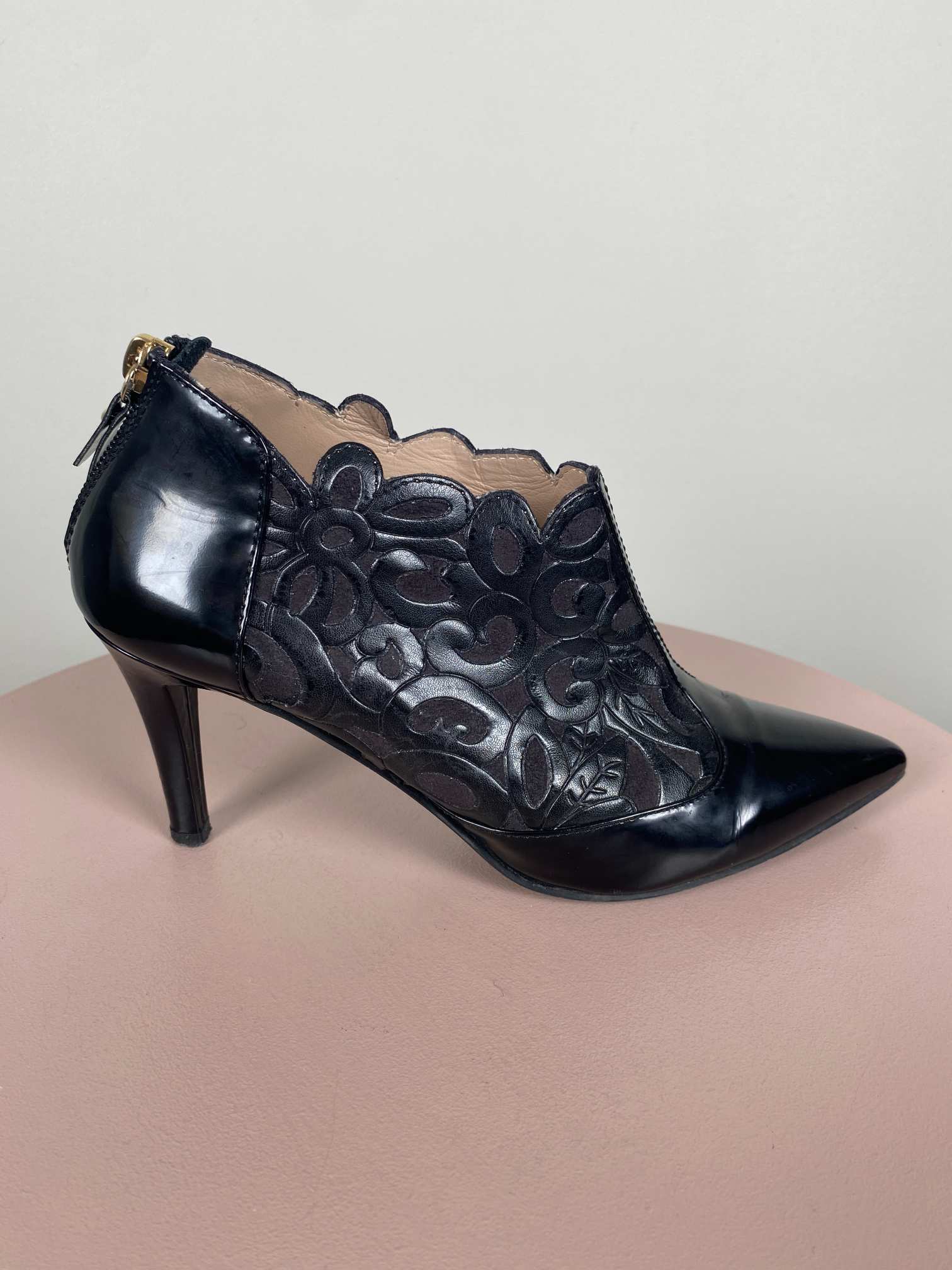 Fonnesberg str. 37 <br/> sort stilet med mønster