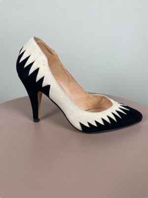 Ganni str. 36 <br/> sort og råhvid stilet