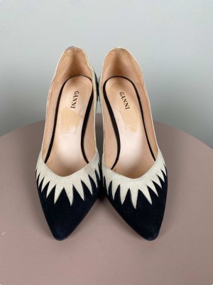 Ganni str. 36 <br/> sort og råhvid stilet