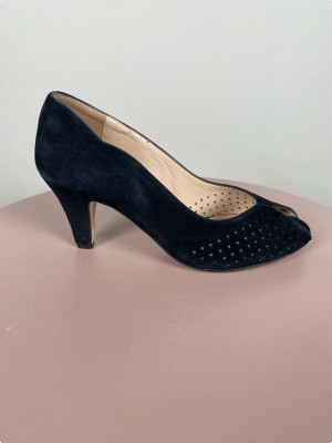 Ganni str. 36 <br/> sort stilet med hulmønster