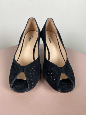 Ganni str. 36 <br/> sort stilet med hulmønster