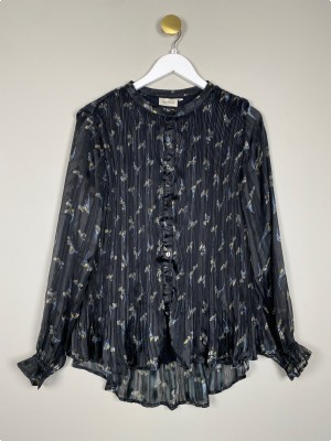 Dranella str. M <br/> blåsort plisseret skjorte med transparente ærmer