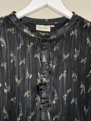 Dranella str. M <br/> blåsort plisseret skjorte med transparente ærmer