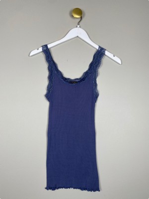 Rosemunde str. M <br/> blå top