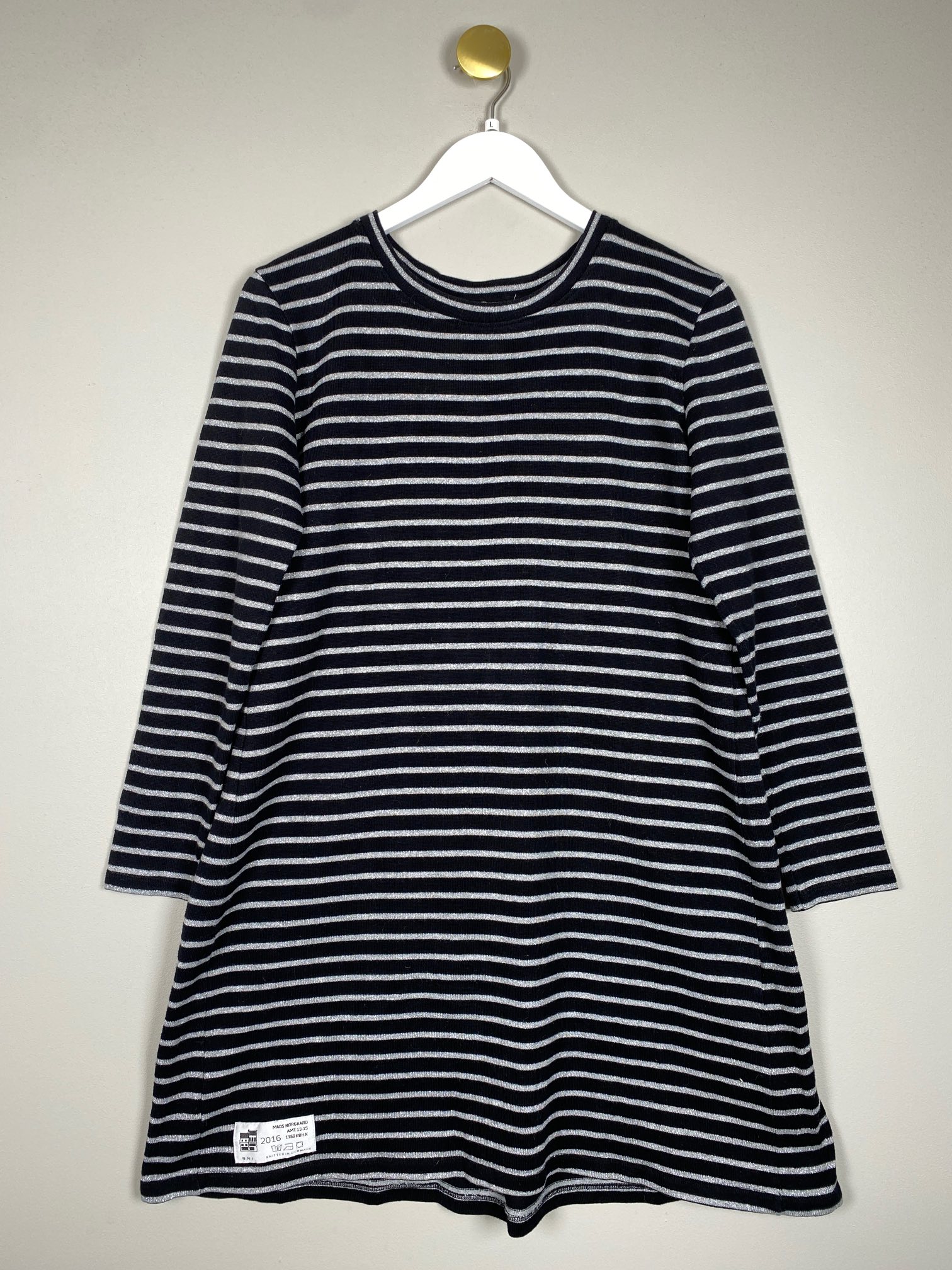 Mads Nørgaard str. L <br/> sort tunika med sølvstriber