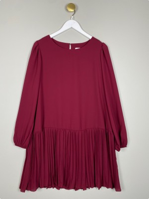 Noella str. M <br/> vinrød kjole med plisseret underdel