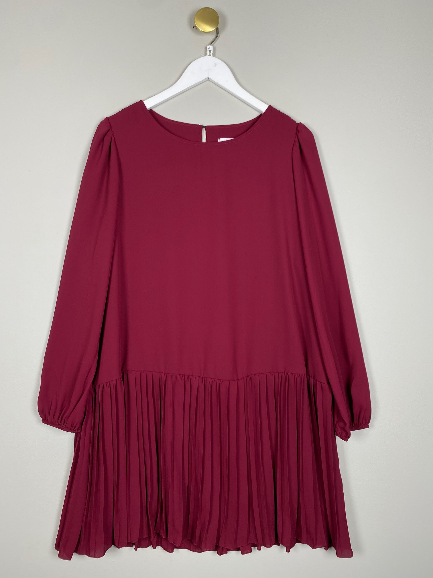 Noella str. M <br/> vinrød kjole med plisseret underdel